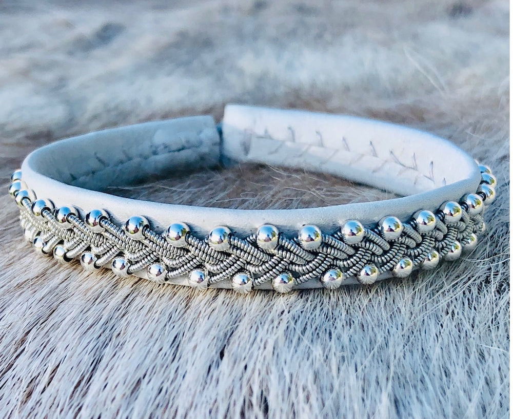 Elsa Bracelet in Snow WhiteSami reindeer hide and shed antlers for Women by Julevu for Aktiv