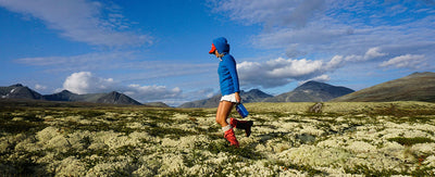 woman hiking in amundsen sports norwegian clothing available at aktiv