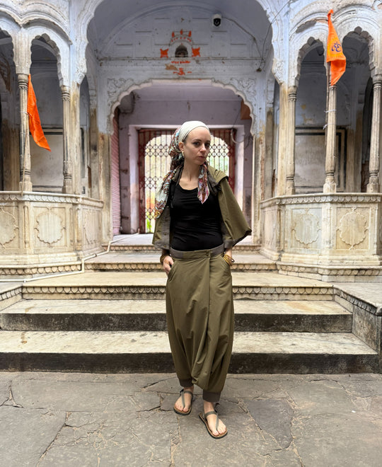 woman wearing elke nyc travel skant and shrug